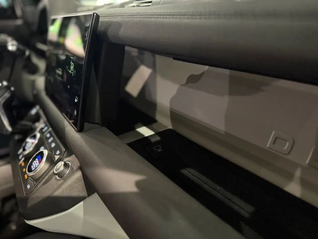 Land Rover Defender 110 Black Pack