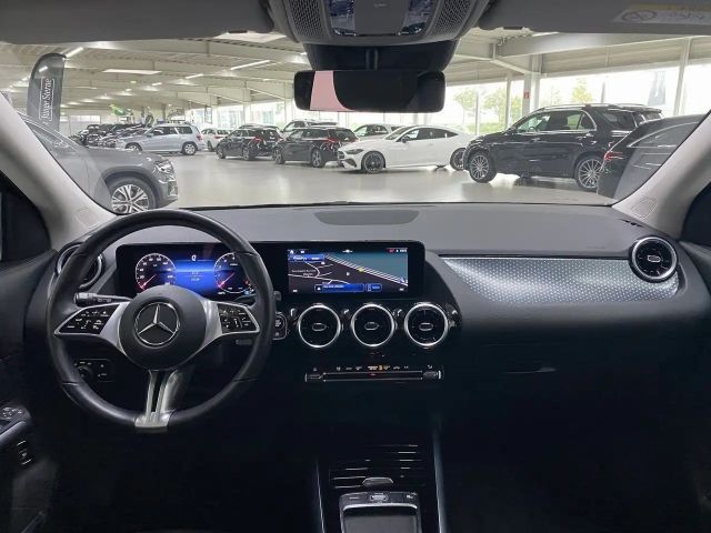 Mercedes-Benz GLA 180 LED+AHK+KAMERA+EASY-PACK+SITZHZG+NAVI