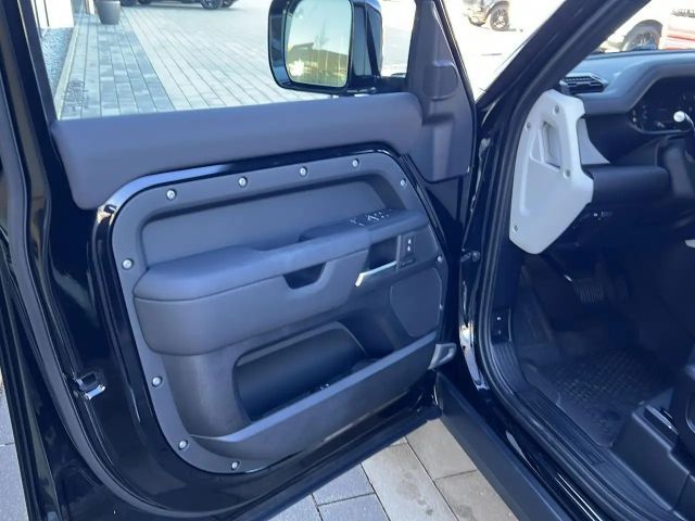 Land Rover Defender 110 D250 Dynamic SE