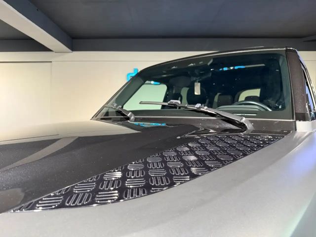 Land Rover Defender 110 Black Pack