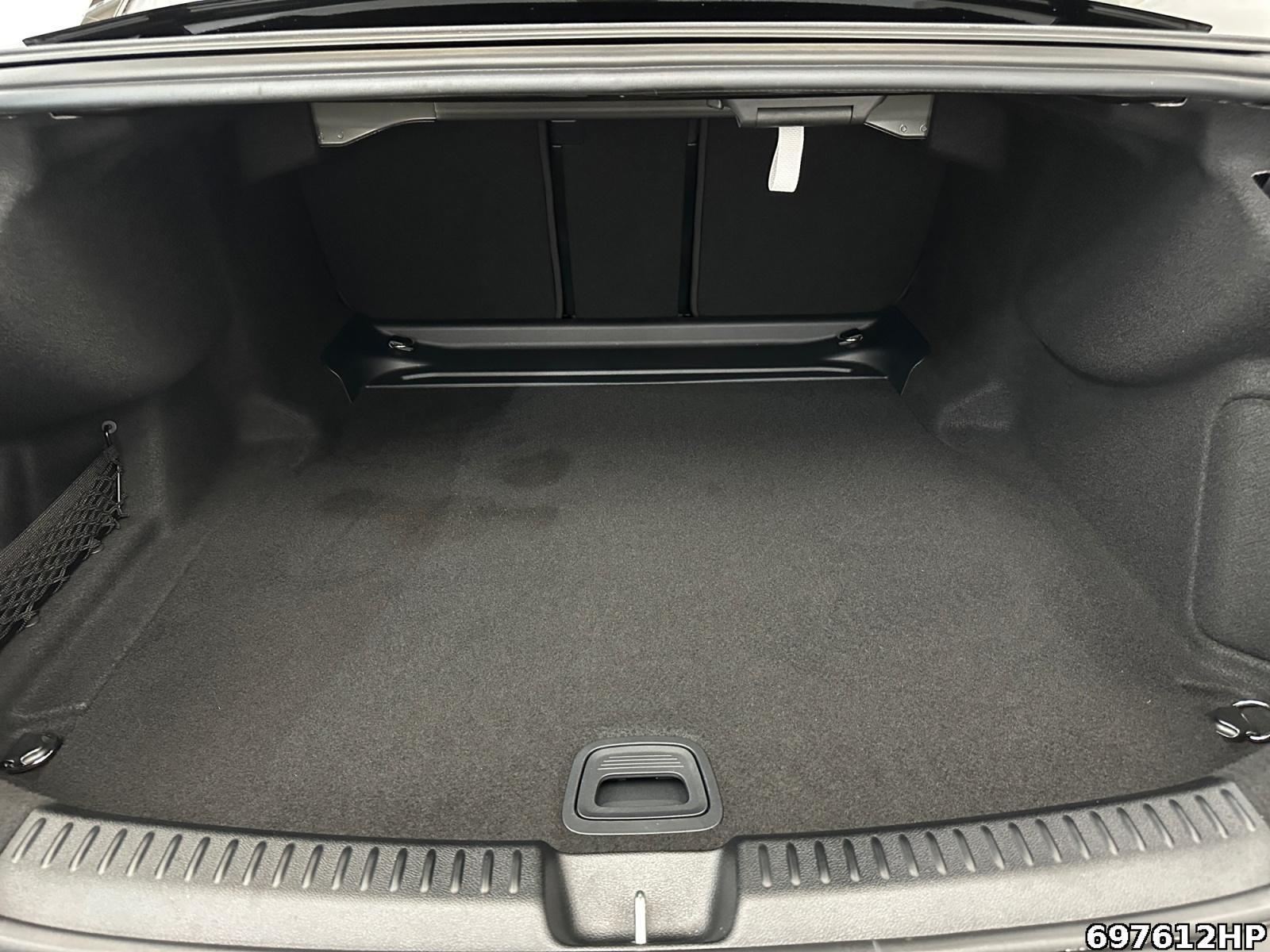 Mercedes-Benz E 200 AMG Line Sedan