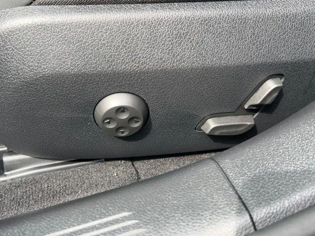 Mercedes-Benz E 200 AMG Line Sedan