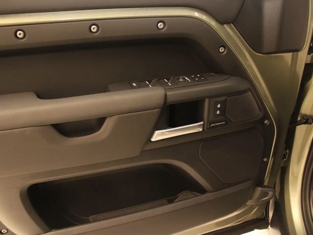 Land Rover Defender 110 D300 Dynamic SE