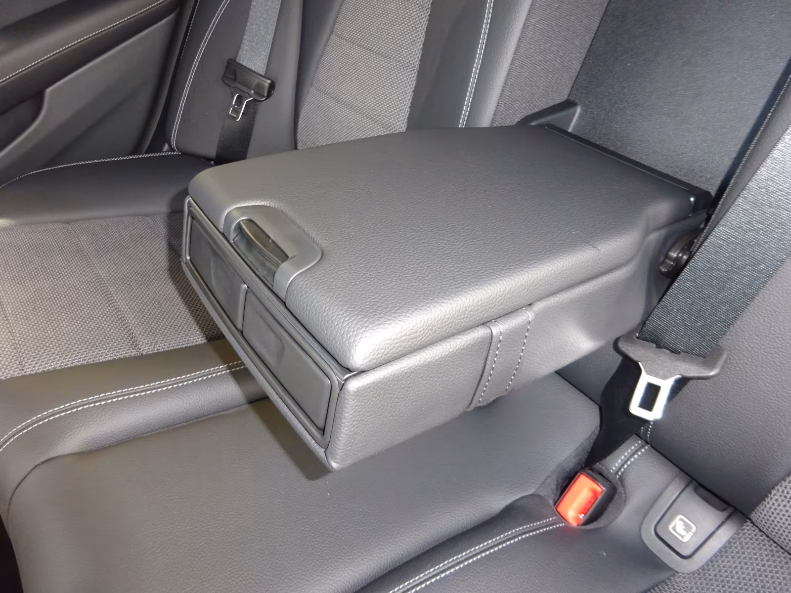 Mercedes-Benz E 220 AVANTGARDE E 220 d Sedan