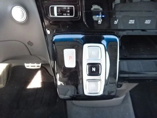 Hyundai Staria Signature