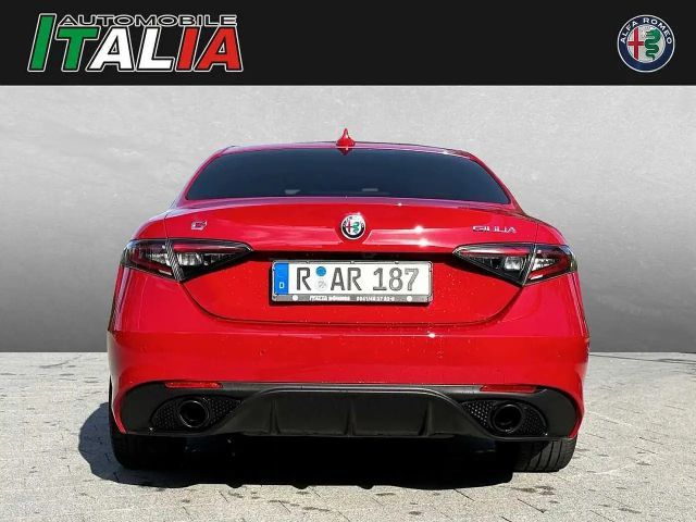 Alfa Romeo Giulia AT8 Q4 Turbo