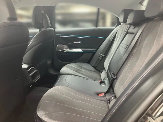 Mercedes-Benz E 200 AVANTGARDE Sedan