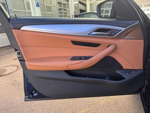 BMW 530 xe LASER+LEDER+HUD+ACC+PANO+DAB+BT+MFL+AHK+