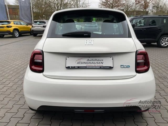 Fiat 500e Digitales Cockpit Apple CarPlay Android Auto Klima
