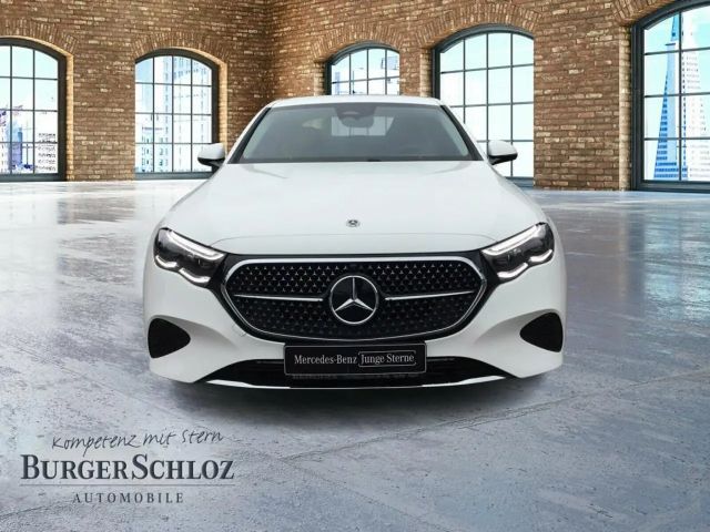 Mercedes-Benz E 200 Sedan