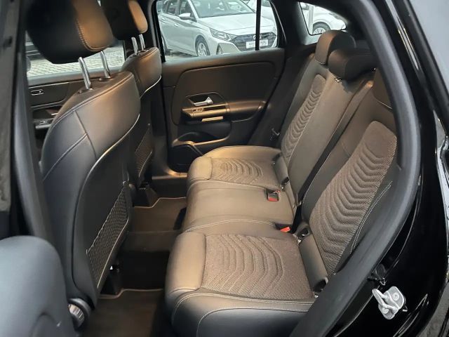 Mercedes-Benz GLA 180 *LED Navi Sitzh. Rückfahrkamera DAB*