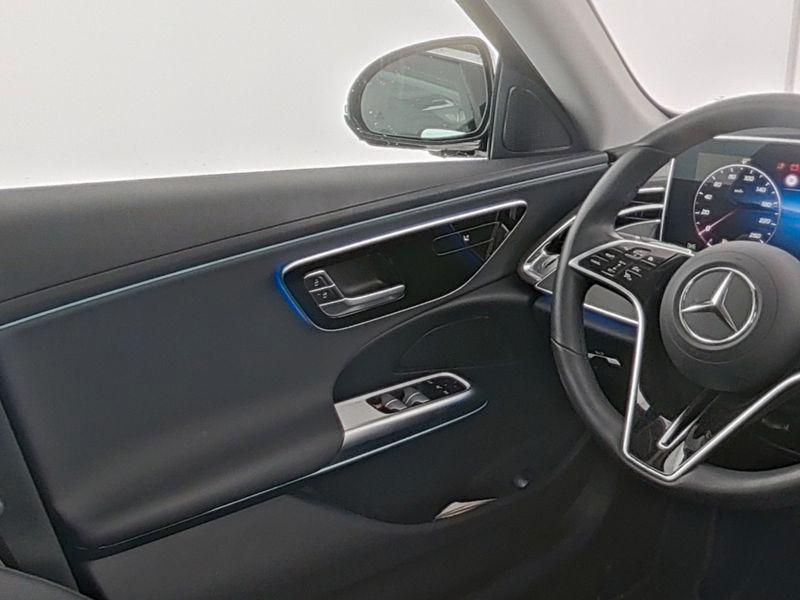 Mercedes-Benz E 200 Sedan