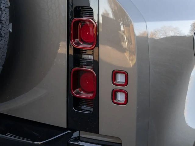 Land Rover Defender 110 D250 Dynamic SE