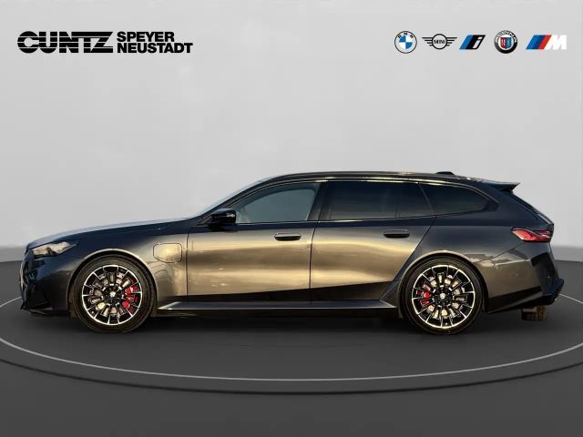 BMW M5 Touring  Anhängerk. Driving+Parkingassist B/W Surr