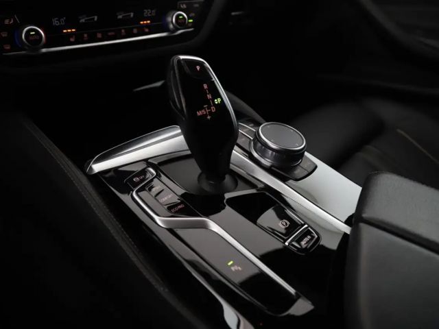 BMW 520 520d Luxury Line Touring xDrive