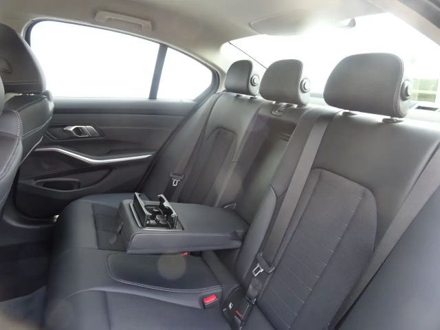 BMW 320 320i Sedan Sport Line