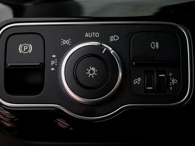 Mercedes-Benz A 180 / NAVI / RÜCKFAHRKAMERA / SITZHEIZUNG