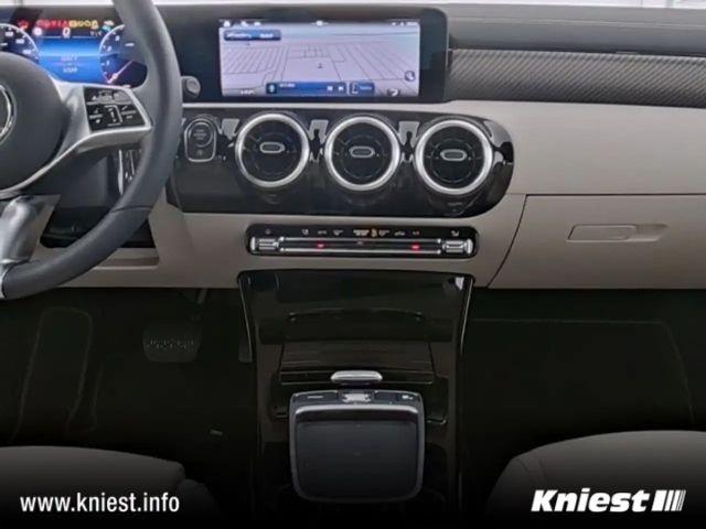 Mercedes-Benz CLA 180 Progressive Sedan