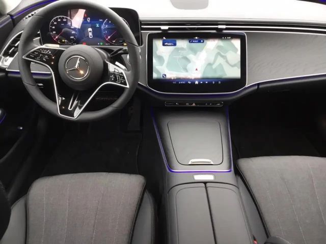 Mercedes-Benz E 200 Sedan