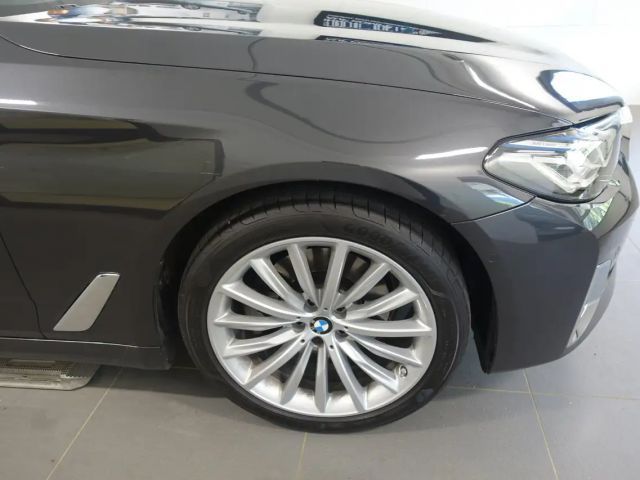 BMW 520 520d Luxury Line Sedan xDrive