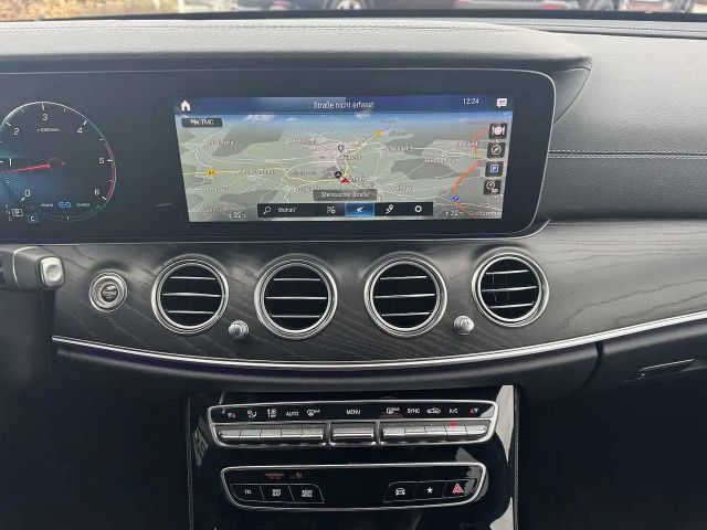 Mercedes-Benz E 220 AMG Line E 220 d Sedan