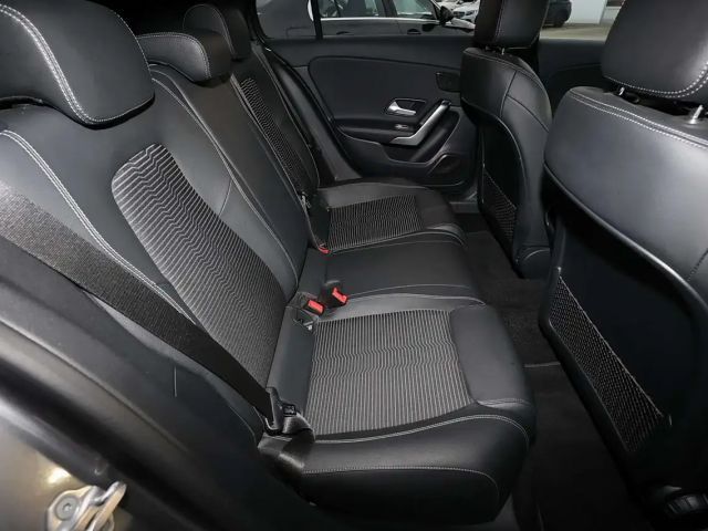 Mercedes-Benz A 180 NIGHT PAKET+CARPLAY+SPURHALTE+MBUX+17 ZOLL