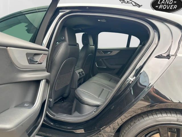 Jaguar XE P250 R-Dynamic