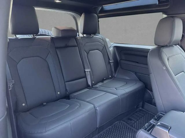 Land Rover Defender 90 D250 Dynamic SE