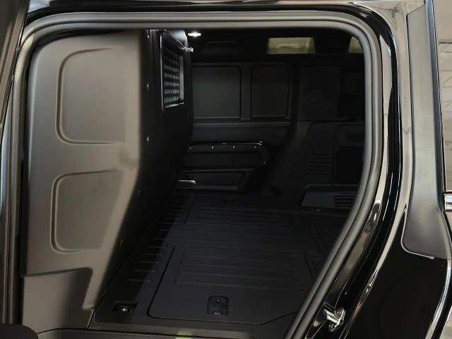 Land Rover Defender 110 D250 Dynamic SE