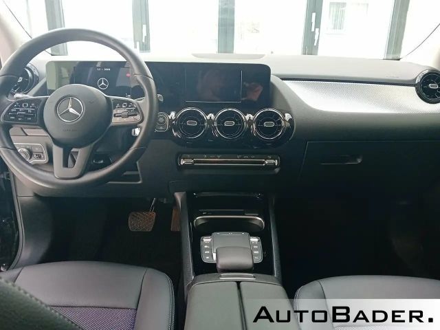 Mercedes-Benz GLA 180 GLA 180 7G MBUX Park-Spur-Pkt RF-Kamera DAB Shz