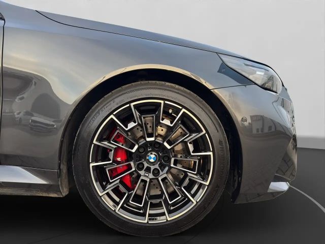 BMW M5 Touring  Anhängerk. Driving+Parkingassist B/W Surr