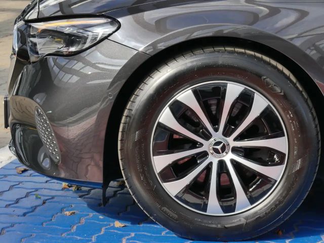 Mercedes-Benz E 200 AVANTGARDE Sedan