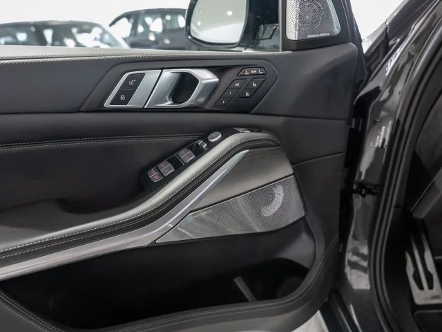 BMW X7 M 60i FACEL. PANO AHK HUD 360° LED STANDHZ