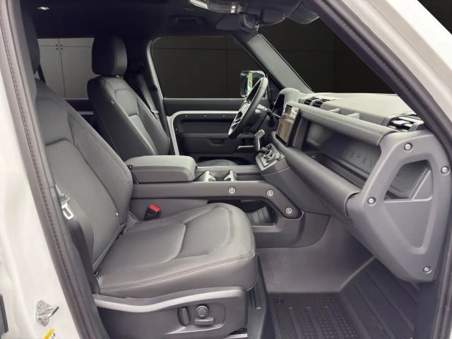 Land Rover Defender 110 D250 Dynamic SE