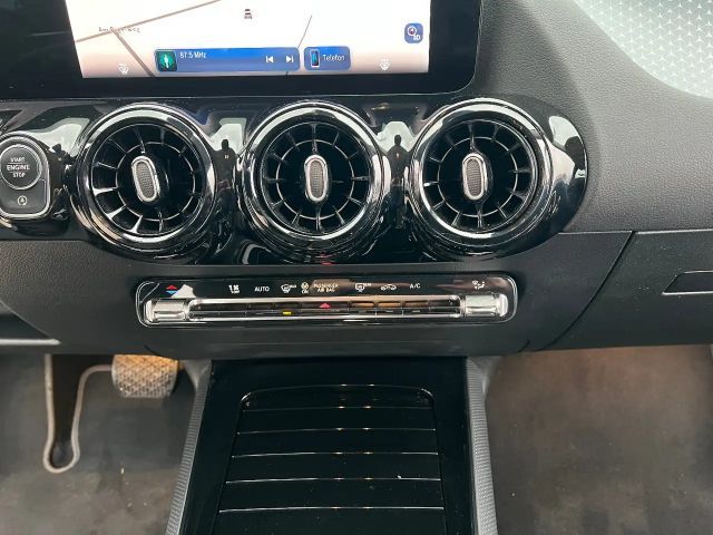 Mercedes-Benz GLA 180 *LED Navi Kamera Sitzh. DAB Leder*