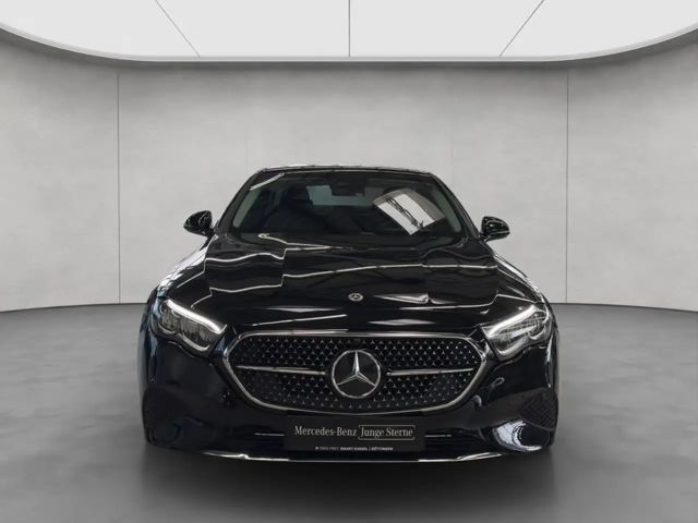 Mercedes-Benz E 200 Sedan