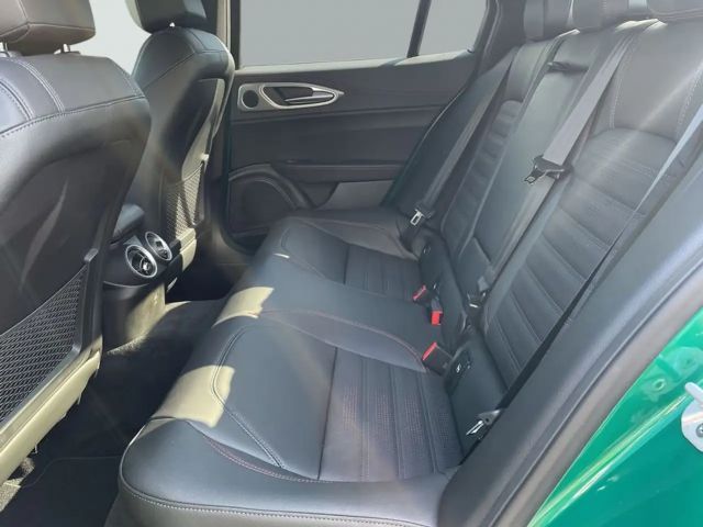 Alfa Romeo Giulia AT8 Q4 Turbo