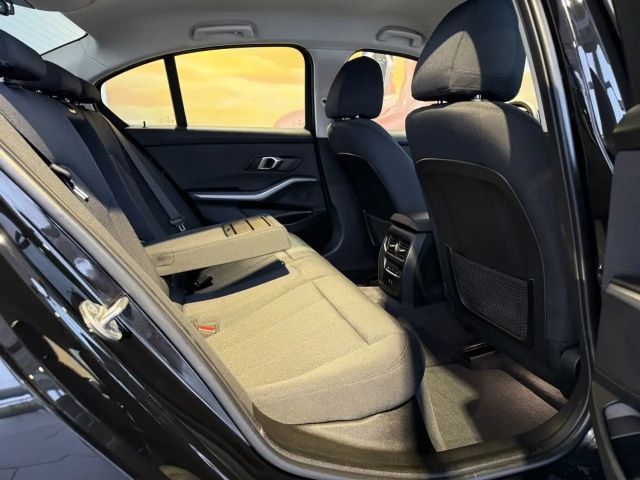 BMW 320 320i Sedan xDrive