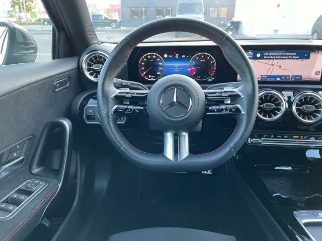 Mercedes-Benz A 180 AMG Line Premium