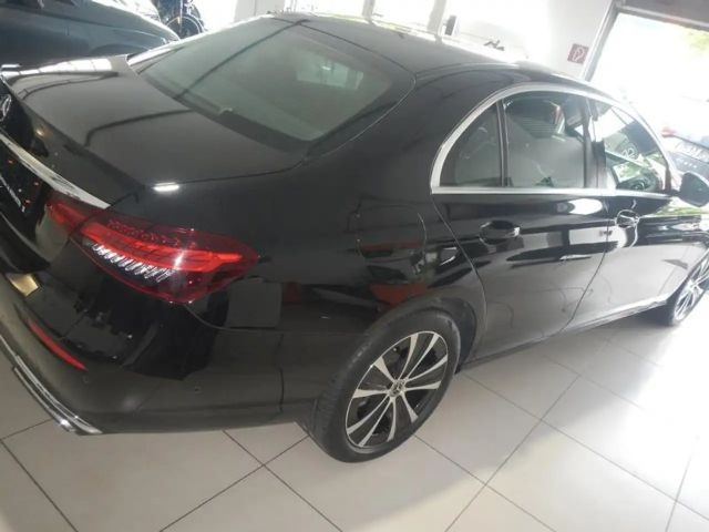 Mercedes-Benz E 300 E 300 d Sedan