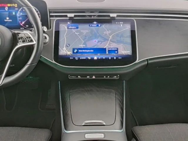 Mercedes-Benz E 200 Sedan