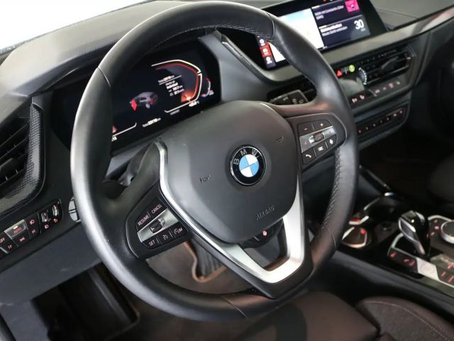 BMW 118 118i Sedan Sport Line
