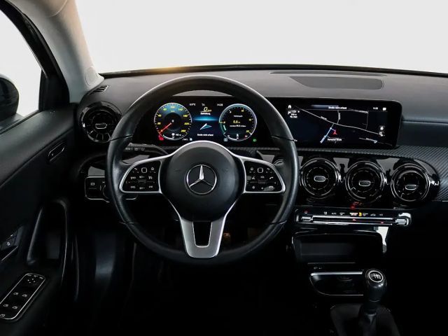 Mercedes-Benz A 180 / NAVI / RÜCKFAHRKAMERA / SITZHEIZUNG