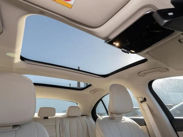 Mercedes-Benz E 200 E 200 d Sedan