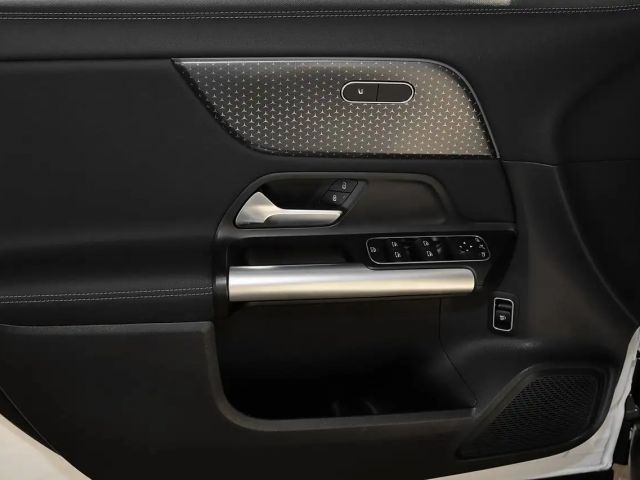Mercedes-Benz GLA 180 PANO+KAMERA+KEYLESS+DISTRONIC+TOTWINKEL