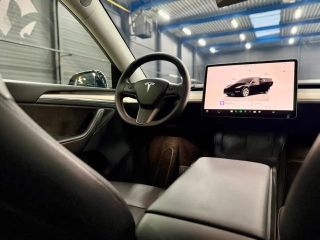 Tesla Model Y REAR WHEEL DRIVE - FULL BLACK - AUTOPILOT ACTIVE