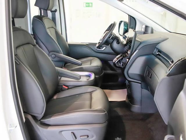 Hyundai Staria Signature