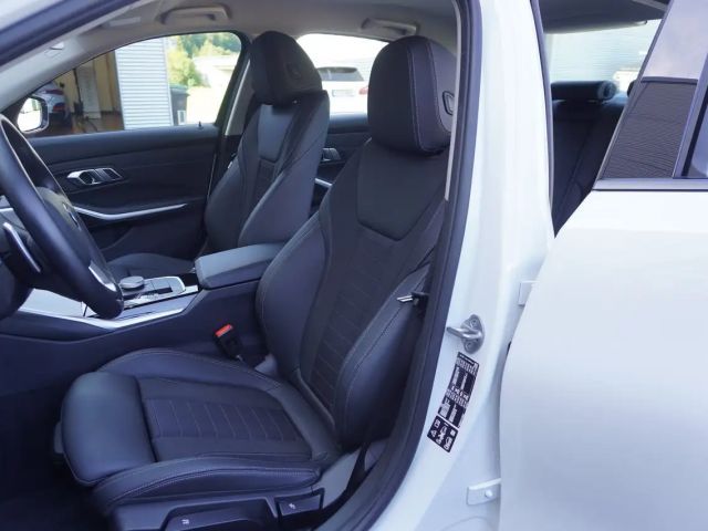 BMW 330 330i Sedan xDrive