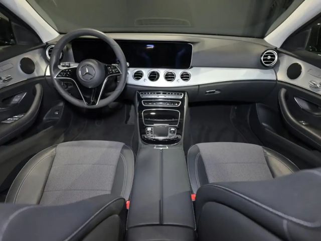 Mercedes-Benz E 220 AVANTGARDE E 220 d Sedan