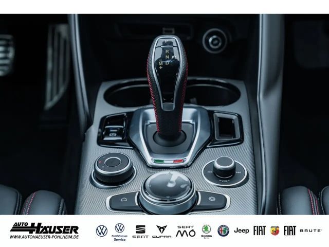 Alfa Romeo Giulia AT8 Q4 Turbo